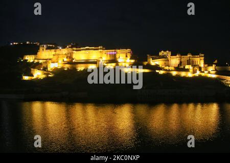 Historisches Amer Fort beleuchtet anlässlich des Welttourismustages, in Jaipur, Rajasthan, Indien, am 27. September, 2020. (Foto von Vishal Bhatnagar/NurPhoto) Stockfoto