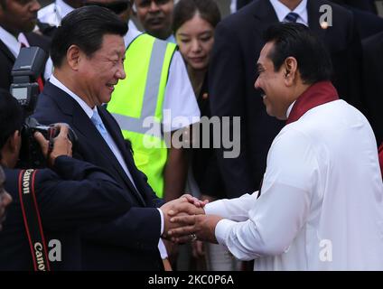 Der chinesische Präsident Xi Jinping (L) schüttelt die Hände mit dem srilankischen Präsidenten Mahinda Rajapaksa während einer Begrüßungszeremonie am 16. September 2014 auf dem internationalen Flughafen Bandaranaike in Katunayake. (Foto von Tharaka Basnayaka/NurPhoto) Stockfoto