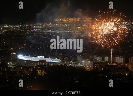 Feuerwerk in der Nähe des Stadions Camp Nou anlässlich des Pyromusical der Feierlichkeiten von La Merce, in Barcelona, Spanien, am 27. September, 2020. (Foto von Joan Valls/Urbanandsport/NurPhoto) Stockfoto