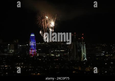 Feuerwerk in der Nähe des Stadions Camp Nou anlässlich des Pyromusical der Feierlichkeiten von La Merce, in Barcelona, Spanien, am 27. September, 2020. (Foto von Joan Valls/Urbanandsport/NurPhoto) Stockfoto