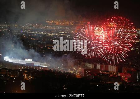 Feuerwerk in der Nähe des Stadions Camp Nou anlässlich des Pyromusical der Feierlichkeiten von La Merce, in Barcelona, Spanien, am 27. September, 2020. (Foto von Joan Valls/Urbanandsport/NurPhoto) Stockfoto