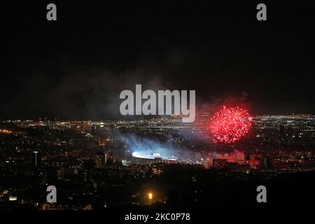 Feuerwerk in der Nähe des Stadions Camp Nou anlässlich des Pyromusical der Feierlichkeiten von La Merce, in Barcelona, Spanien, am 27. September, 2020. (Foto von Joan Valls/Urbanandsport/NurPhoto) Stockfoto