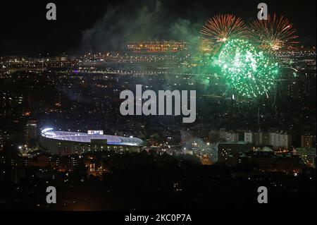 Feuerwerk in der Nähe des Stadions Camp Nou anlässlich des Pyromusical der Feierlichkeiten von La Merce, in Barcelona, Spanien, am 27. September, 2020. (Foto von Joan Valls/Urbanandsport/NurPhoto) Stockfoto