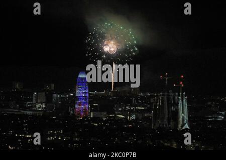 Feuerwerk in der Nähe des Stadions Camp Nou anlässlich des Pyromusical der Feierlichkeiten von La Merce, in Barcelona, Spanien, am 27. September, 2020. (Foto von Joan Valls/Urbanandsport/NurPhoto) Stockfoto