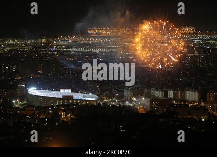 Feuerwerk in der Nähe des Stadions Camp Nou anlässlich des Pyromusical der Feierlichkeiten von La Merce, in Barcelona, Spanien, am 27. September, 2020. (Foto von Joan Valls/Urbanandsport/NurPhoto) Stockfoto