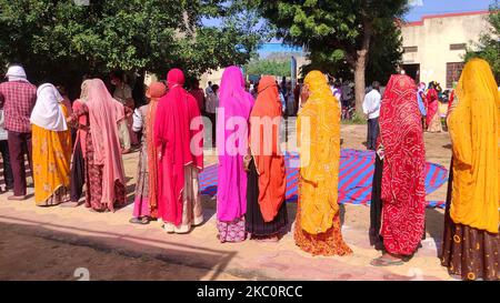 Indische Wähler während der „Panchayati Raj-Wahlen“ inmitten der anhaltenden Coronavirus-Pandemie am 28. September 2020 im Vorort Village of Ajmer, Rajasthan, Indien. (Foto von Himanshu Sharma/NurPhoto) Stockfoto