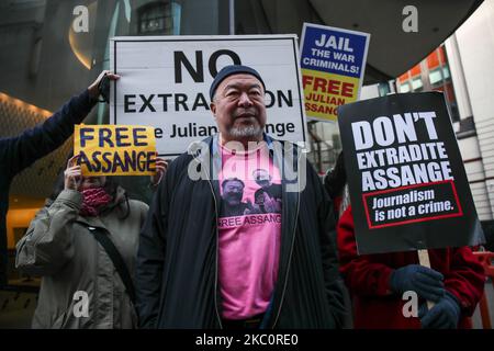 Der chinesische Dissident Ai Weiwei protestiert schweigend vor der Auslieferungsverhandlung von Julian Assange im Old Bailey in London, Großbritannien, am 28. September 2020. (Foto von Lucy North/MI News/NurPhoto) Stockfoto