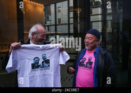 Der chinesische Dissident Ai Weiwei (R) spricht mit John Shipton (L), dem Vater des Wikileaks-Gründers Julian Assange, am 28. September 2020 vor dem Old Bailey-Gericht im Zentrum von London, wo die Auslieferungsverhandlung gegen den WikiLeaks-Gründer Julian Assange wieder aufgenommen wurde. (Foto von Lucy North/MI News/NurPhoto) Stockfoto