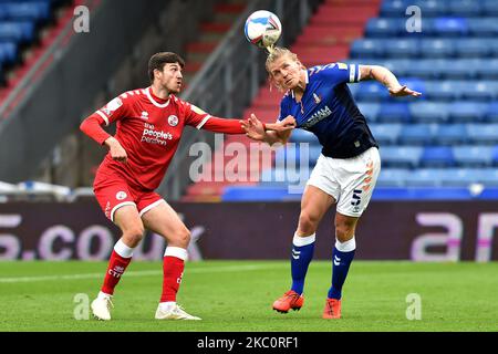 Oldham's Carl Piergianni und Ashley Nadesan von Crawley Town in Aktion während des Sky Bet League 2-Spiels zwischen Oldham Athletic und Crawley Town am 26.. September 2020 im Boundary Park, Oldham, England. (Foto von Eddie Garvey/MI News/NurPhoto) Stockfoto