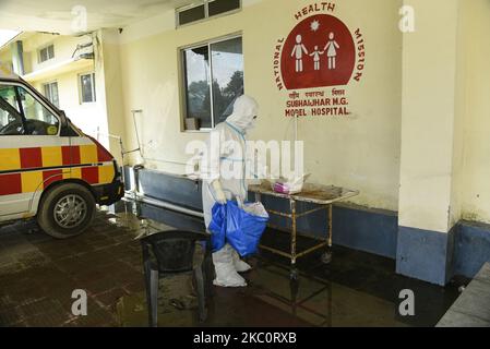 Ein Mitarbeiter des Gesundheitswesens, der am 28. September 2020 in einem Krankenhaus im Dorf Subhaijhar im Bezirk Chirang in Assam in Indien in persönlicher Schutzausrüstung (PSA) arbeitet. (Foto von David Talukdar/NurPhoto) Stockfoto