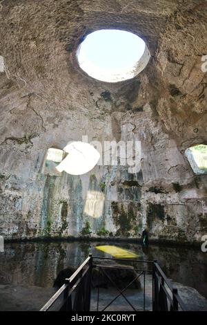 Ein Thermalwasserbecken der antiken römischen Bäder von Baia, in der Nähe von Neapel in Italien. Stockfoto