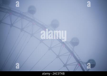 Am frühen Morgen umhüllt Nebel die Passagierkapseln des London Eye-Riesenrads in London, England, am 29. September 2020. (Foto von David Cliff/NurPhoto) Stockfoto