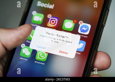 Die TikTok-Anwendung ist auf einem iPhone 11 Pro max in dieser Fotolabbildung am 29. September 2020 in Warschau, Polen, zu sehen. Die TikTok-App wird ab Sonntag aus den US-App-Stores gesperrt, es sei denn, Präsident Donald Trump billigt in letzter Minute einen Deal zwischen dem US-Technologieunternehmen Oracle und dem TikTok-Besitzer Bytedance. US-Behörden sagen, dass die chinesische Video-Sharing-App die nationale Sicherheit gefährdet und Nutzerdaten an China weitergeben könnte. (Foto von Jaap Arriens/NurPhoto) Stockfoto