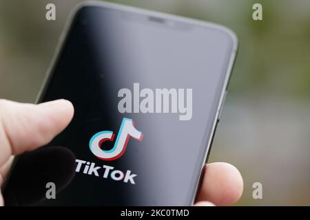 Das TikTok-Logo ist auf einem iPhone 11 Pro max in dieser Fotolabbildung am 29. September 2020 in Warschau, Polen, zu sehen. Die TikTok-App wird ab Sonntag aus den US-App-Stores gesperrt, es sei denn, Präsident Donald Trump billigt in letzter Minute einen Deal zwischen dem US-Technologieunternehmen Oracle und dem TikTok-Besitzer Bytedance. US-Behörden sagen, dass die chinesische Video-Sharing-App die nationale Sicherheit gefährdet und Nutzerdaten an China weitergeben könnte. (Foto von Jaap Arriens/NurPhoto) Stockfoto