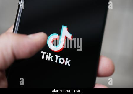 Das TikTok-Logo ist auf einem iPhone 11 Pro max in dieser Fotolabbildung am 29. September 2020 in Warschau, Polen, zu sehen. Die TikTok-App wird ab Sonntag aus den US-App-Stores gesperrt, es sei denn, Präsident Donald Trump billigt in letzter Minute einen Deal zwischen dem US-Technologieunternehmen Oracle und dem TikTok-Besitzer Bytedance. US-Behörden sagen, dass die chinesische Video-Sharing-App die nationale Sicherheit gefährdet und Nutzerdaten an China weitergeben könnte. (Foto von Jaap Arriens/NurPhoto) Stockfoto