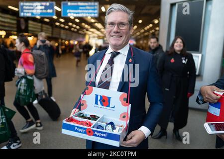 Der Gewerkschaftsführer Sir Keir Starmer hilft beim Verkauf von Mohnblumen an der Londoner St. Pancras Station im Auftrag der Royal British Legion. Bilddatum: Freitag, 4. November 2022. Stockfoto