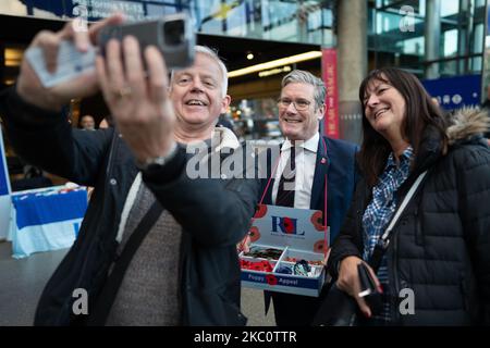 Der Gewerkschaftsführer Sir Keir Starmer lässt sich fotografieren, als er im Auftrag der Royal British Legion beim Verkauf von Mohnblumen an der Londoner St. Pancras Station mithilft. Bilddatum: Freitag, 4. November 2022. Stockfoto