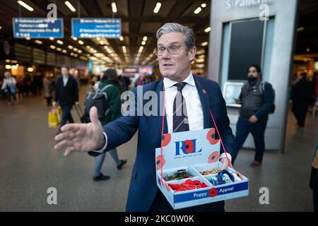 Der Gewerkschaftsführer Sir Keir Starmer hilft beim Verkauf von Mohnblumen an der Londoner St. Pancras Station im Auftrag der Royal British Legion. Bilddatum: Freitag, 4. November 2022. Stockfoto