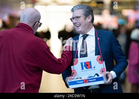 Der Gewerkschaftsführer Sir Keir Starmer hilft beim Verkauf von Mohnblumen an der Londoner St. Pancras Station im Auftrag der Royal British Legion. Bilddatum: Freitag, 4. November 2022. Stockfoto