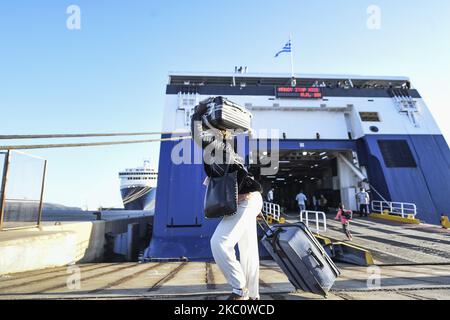 Flüchtlinge aus den Inseln Lesbos, Chios, Samos, Kos und Leros warten auf die Einschiffung von Bussen nach der Ausschiffung im Hafen von Lavrio, etwa 70 km südöstlich von Athen, bevor sie am 29. September 2020 in Lager auf dem griechischen Festland verlegt werden. Die ersten Gruppen von 724 Flüchtlingen aus dem entkutteten Lager Moria und weitere 210 aus den Lagern auf anderen ägäischen Inseln wurden am 29. September 2020 verlegt, um die überfüllten Insellager zu entlasten. (Foto von Dimitris Lampropoulos/NurPhoto) Stockfoto