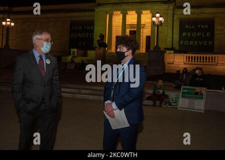 Die Präsidentschaftskandidatin der Grünen, Howie Hawkins, nimmt an einem Protest gegen Black Lives Matter mit mehreren hundert Demonstranten außerhalb der ersten Präsidentschaftsdebatte in Cleveland, Ohio, am 29. September 2020 Teil. Demonstranten marschierten für einen kurzen marsch durch die Case Western Reserve University, bevor sie sich aufspalten, wo sich später ein kleinerer Protest außerhalb der Cleveland Clinic bildete, wo die Debatte stattfand. Die Polizeipräsenz war bemerkenswert, da die Polizisten in Bereitschaftstrikot gekleidet waren. Die Demonstranten blieben die ganze Nacht über friedlich. (Foto von Adam J. Dewey/NurPhoto) Stockfoto