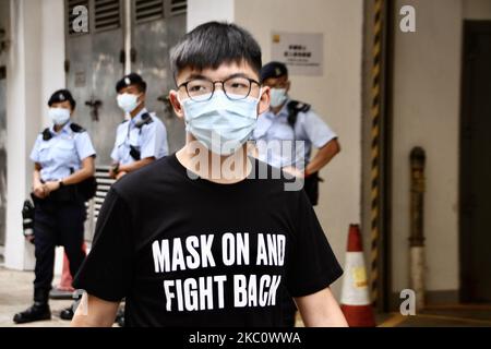 Der Hongkonger Aktivist Joshua Wong spricht mit der Presse, bevor er am 30. September 2020 vor die Eastern Law Courts in Hongkong, China, tritt. Die pro-demokratischen Aktivisten Joshua Wong und Koo Sze-yiu erschienen vor Gericht, weil sie das Maskenschutzgesetz verletzt und angeblich am 2019. Oktober an einer nicht autorisierten Versammlung teilgenommen haben. (Foto von Tommy Walker/NurPhoto) Stockfoto