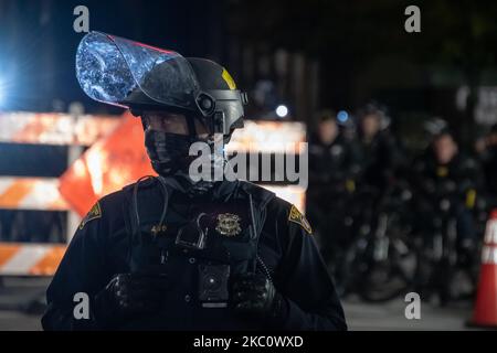 Mehrere Hundert Demonstranten aus Black Lives Matter versammelten sich am 29. September 2020 vor der ersten Präsidentschaftsdebatte in Cleveland, Ohio. Demonstranten marschierten für einen kurzen marsch durch die Case Western Reserve University, bevor sie sich aufspalten, wo sich später ein kleinerer Protest außerhalb der Cleveland Clinic bildete, wo die Debatte stattfand. Die Polizeipräsenz war bemerkenswert, da die Polizisten in Bereitschaftstrikot gekleidet waren. Die Nationalgarde war ebenfalls anwesend und stellte zusätzliche Sicherheit bereit. Die Demonstranten blieben die ganze Nacht über friedlich. (Foto von Adam J. Dewey/NurPhoto) Stockfoto