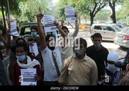 Studentenaktivisten der All India Students Association (AISA) rufen am 30. September 2020 bei einer Demonstration vor dem Uttar Pradesh Bhawan in Neu-Delhi, einen Tag nachdem eine 19-jährige Frau, die angeblich von einer Bande vergewaltigt wurde, an ihren Verletzungen in den Hathras der Uttar Pradesh starb, Parolen. Die POLIZEI VON UP wird beschuldigt, den Leichnam einer 19-jährigen Dalit-Frau gewaltsam eingeäschert zu haben, die vierzehn Tage nach der Gangrapierung in einem Krankenhaus in Delhi starb. (Foto von Mayank Makhija/NurPhoto) Stockfoto