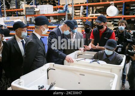 Der französische Wirtschaftsminister Bruno Le Maire (3L), Franck Riester (2L), Delegierter des französischen Ministers für Europa und auswärtige Angelegenheiten, Alain Griset (4L), der für Außenhandel und Attraktivität zuständig ist, besucht am 30. September 2020 den Produktionsstandort der Luftbühnen von Klubb in Ferrieres-en-Brie vor den Toren von Paris, der sich der Herstellung von Luftbühnen auf Transportern widmet. (Foto von Michel Stoupak/NurPhoto) Stockfoto