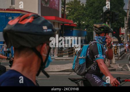 Biker in Antipolo City, Philippinen, warten im grünen Signal der Ampel am 1. Oktober 2020. Fahrrad ist die neue Art des Transports in der neuen Normalität, als COVID-19 kam, um engen Kontakt im öffentlichen Verkehr zu vermeiden. (Foto von Ryan Eduard Benaid/NurPhoto) Stockfoto