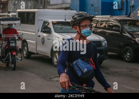 Biker in Antipolo City, Philippinen, warten im grünen Signal der Ampel am 1. Oktober 2020. Fahrrad ist die neue Art des Transports in der neuen Normalität, als COVID-19 kam, um engen Kontakt im öffentlichen Verkehr zu vermeiden. (Foto von Ryan Eduard Benaid/NurPhoto) Stockfoto