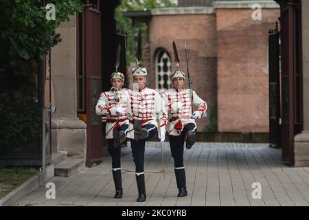 Der Wechsel der Ehrengarde am Eingang zum Präsidentenpalast in Sofia. Am Montag, den 28. September 2020, in Sofia, Bulgarien. (Foto von Artur Widak/NurPhoto) Stockfoto