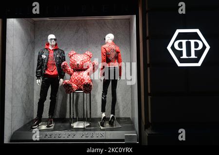 Blick auf das Schaufenster von Philipp Plein, einem deutschen Modedesigner-Outlet, im Stadtzentrum von Sofia. Am Mittwoch, den 30. September 2020, in Sofia, Bulgarien. (Foto von Artur Widak/NurPhoto) Stockfoto