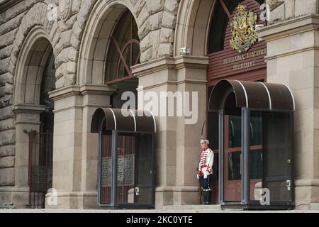 Die Ehrengarde am Eingang zum Präsidentenpalast in Sofia. Am Montag, den 28. September 2020, in Sofia, Bulgarien. (Foto von Artur Widak/NurPhoto) Stockfoto