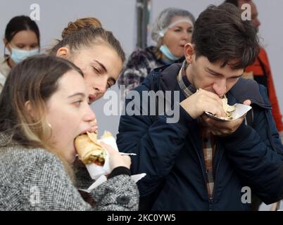 Die Menschen testen das längste vegetarische Shawarma, das Aktivisten am 1. Oktober 2020 in der Innenstadt von Kiew, Ukraine, kochten. In der ukrainischen Hauptstadt wurde der Rekord aufgestellt, der zum Weltvegetarischen Tag angesetzt wurde, um das längste vegetarische Shawarma mit Falafel von 27 Metern und 87 cm Länge zu kochen. Daher wollten die Organisatoren die Aufmerksamkeit auf die Reduzierung des Fleischkonsums, die Rettung von Tierleben und den Schutz der Umwelt lenken. Der Welt-Vegetarier-Tag wurde weltweit am 01. Oktober gefeiert. (Foto von STR/NurPhoto) Stockfoto