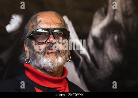 Sven Marqueardt, Fotograf und Bouncer des Berliner Techno Clubs Berghain, ist während der Presseinterpremiere seiner Ausstellung 'Stageless' im Friedrichstadt Palast in Berlin am 1. Oktober 2020 zu sehen. (Foto von Emmanuele Contini/NurPhoto) Stockfoto