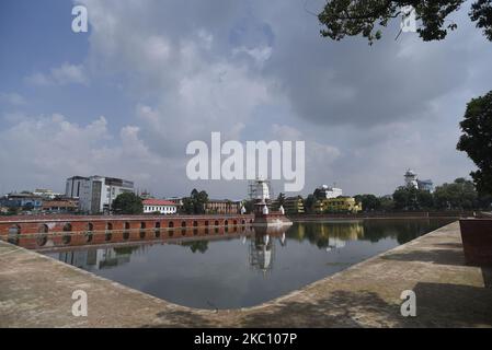 Ein Blick auf Rani Pokhari, nachdem er nach dem Wiederaufbau in Kathmandu, Nepal, am Donnerstag, dem 1. Oktober 2020, eine Spitze auf dem Bal Gopaleshwar-Tempel installiert hatte. Der Tempel, der während des Erdbebens von 2015 zerstört und vor kurzem im ursprünglichen Shikar-Stil der Malla-Ära wieder aufgebaut wurde. (Foto von Narayan Maharjan/NurPhoto) Stockfoto