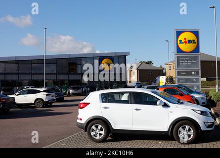 Mittelklasse und noble Shopper SUV-Autos geparkt, während beim Einkaufen in Lidl Super Market Store Stockfoto