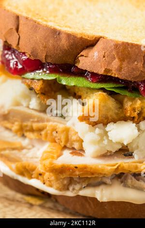 Hausgemachtes Thanksgiving Restover Pute Sandwich mit Cranberry-Füllung und Kartoffeln Stockfoto