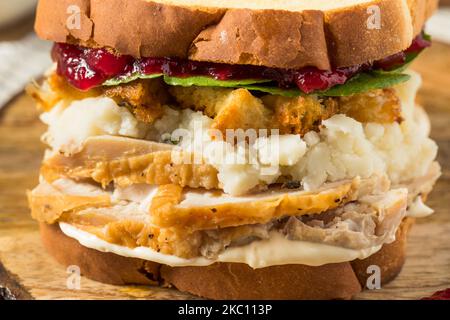 Hausgemachtes Thanksgiving Restover Pute Sandwich mit Cranberry-Füllung und Kartoffeln Stockfoto