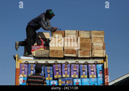 Kashmiri-Arbeiter transportieren am 02. Oktober 2020 Kartons mit Produkten, die auf Lastwagen auf einem großen Obstmarkt in Sovore, District Baramulla, Jammu und Kashmir, Indien, etwa 54kms nördlich von Srinagar, verladen werden. Vor kurzem, die Apple-Züchter und Käufer bei Fruit Mandi in Sopore Bereich des nördlichen Kaschmir Baramulla Bezirk inszenierte einen Protest gegen die Regierung für â € œfailingâ €, um ihre Probleme zu beheben. (Foto von Nasir Kachroo/NurPhoto) Stockfoto