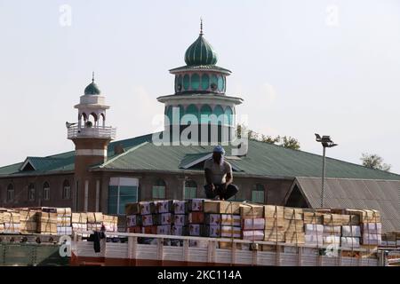 Kashmiri-Arbeiter transportieren am 02. Oktober 2020 Kartons mit Produkten, die auf Lastwagen auf einem großen Obstmarkt in Sovore, District Baramulla, Jammu und Kashmir, Indien, etwa 54kms nördlich von Srinagar, verladen werden. Vor kurzem, die Apple-Züchter und Käufer bei Fruit Mandi in Sopore Bereich des nördlichen Kaschmir Baramulla Bezirk inszenierte einen Protest gegen die Regierung für â € œfailingâ €, um ihre Probleme zu beheben. (Foto von Nasir Kachroo/NurPhoto) Stockfoto