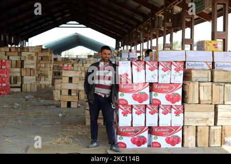 Kashmiri-Arbeiter transportieren am 02. Oktober 2020 Kartons mit Produkten, die auf Lastwagen auf einem großen Obstmarkt in Sovore, District Baramulla, Jammu und Kashmir, Indien, etwa 54kms nördlich von Srinagar, verladen werden. Vor kurzem, die Apple-Züchter und Käufer bei Fruit Mandi in Sopore Bereich des nördlichen Kaschmir Baramulla Bezirk inszenierte einen Protest gegen die Regierung für â € œfailingâ €, um ihre Probleme zu beheben. (Foto von Nasir Kachroo/NurPhoto) Stockfoto