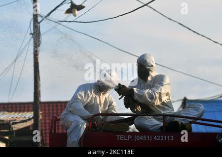 Beamte sprühen Desinfektionsflüssigkeit, um die Ausbreitung des Corona-Virus (COVID-19) am 2. Oktober 2020 in Palu, Provinz Central Sulawesi, Indonesien, zu verhindern. Auf der Grundlage von Regierungsdaten erreichte die Zahl der mit dem Corona-Virus infizierten Bürger in Indonesien zum 2. Oktober 2020 295.499 Menschen. (Foto von Mohamad Hamzah/NurPhoto) Stockfoto