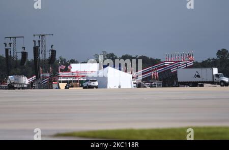 Der Ort einer „Make American Great Again“-Wahlkampfveranstaltung am Orlando Sanford International Airport wird gesehen, nachdem er abgesagt wurde, als US-Präsident Donald Trump und First Lady Melania Trump am 2. Oktober 2020 in Sanford, Florida, USA, positiv auf COVID-19 getestet wurden. (Foto von Paul Hennessy/NurPhoto) Stockfoto