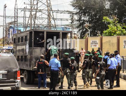 Nigerianische Polizisten verhaften Mitglieder der Demonstranten von Revolution Now , während einer Demonstration in Lagos, Nigeria, anlässlich des Jahrestages des Unabhängigkeitstages 60. am 1. Oktober 2020. (Foto von Olukayode Jaiyeola/NurPhoto) Stockfoto