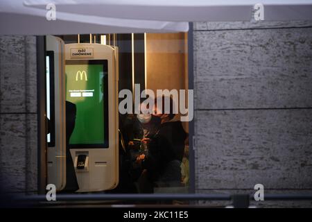 Menschen mit Gesichtsmasken werden gesehen, wie sie am 2. Oktober 2020 in einem McDonald's-Restaurant in Warschau, Polen, Bestellungen aufgeben. In Polen sind die neuartigen Fälle von Coronavirus-Infektionen seit zwei aufeinander folgenden Tagen gestiegen. Am Freitag kündigte das Gesundheitsministerium 2292 neue Infektionen an, die mit Abstand höchste seit Beginn der Epidemie in Polen. (Foto von Jaap Arriens/NurPhoto) Stockfoto