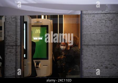 Menschen mit Gesichtsmasken werden gesehen, wie sie am 2. Oktober 2020 in einem McDonald's-Restaurant in Warschau, Polen, Bestellungen aufgeben. In Polen sind die neuartigen Fälle von Coronavirus-Infektionen seit zwei aufeinander folgenden Tagen gestiegen. Am Freitag kündigte das Gesundheitsministerium 2292 neue Infektionen an, die mit Abstand höchste seit Beginn der Epidemie in Polen. (Foto von Jaap Arriens/NurPhoto) Stockfoto