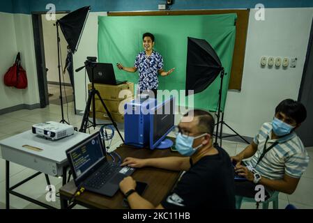 Die Lehrer nutzen den grünen Bildschirm beim Filmen von Vorträgen zur Vorbereitung auf die Eröffnung von Kursen an einer Schule in Valenzuela City in Metro Manila, Philippinen, am 2. Oktober 2020. Das Studienjahr beginnt am Montag, den 5. Oktober.(Foto: Lisa Marie David/NurPhoto) Stockfoto