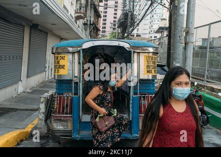 Passagiere mit Gesichtsschilden und Gesichtsmasken zum Schutz vor der Coronavirus-Krankheit (COVID-19) steigen am 1,2020. Oktober in Escolta, Metro Manila, Philippinen, aus dem Jeep aus (Foto: Mohd Sarajean/NurPhoto) Stockfoto